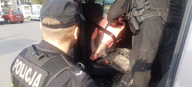 Policjanci z Zielonej Góry po pościgu zatrzymali mężczyznę kierującego audi. 27-latek nie miał prawa jazdy. Teraz grozi mu kara do 5 lat więzienia.Zobacz też: Niebezpieczna prędkość i ucieczka przed policją. Nieodpowiedzialnemu kierowcy grozi do pięciu lat pozbawienia wolnościWszystko wydarzyło się w czwartek, 28 września, ok. godz. 16.00 na ul. Piwnej. Funkcjonariusze z zauważyli niebieskie audi, którym kierował młody mężczyzna. - Policjanci zorientowali się, że kilka dni wcześniej, dyżurny zielonogórskiej komendy podawał komunikat o tym pojeździe, którego kierujący miał nie stosować się do przepisów ruchu drogowego lub mógł też znajdować się w stanie nietrzeźwości – mówi podinsp. Małgorzata Barska z biura prasowego zielonogórskiej policji.Mundurowi postanowili skontrolować kierowcę. Włączyli sygnały świetlne i dźwiękowe dając sygnał do zatrzymania. Ten jednak zignorował komunikaty policjantów i nie dość, że się nie zatrzymał to jeszcze zaczął uciekać. Ruszył pościg.Kierujący audi przejechał kilkaset metrów, a następnie porzucił samochód wjeżdżając na trawnik przed jednym z marketów. Wysiadł z auta i pobiegł w kierunku pobliskiej apteki. Tu został zatrzymany i obezwładniony przez policjantów.Uciekinierem okazał się 27-letni mieszkaniec Zielonej Góry. Jak wyjaśnił policjantom, nie zatrzymał się do kontroli, ponieważ nie ma prawa jazdy i chciał uniknąć ewentualnych konsekwencji. Kierujący przez cały czas zachowywał się nerwowo i agresywnie. - Badanie na zawartość alkoholu czy narkotyków nie wykazało, żeby znajdował się pod działaniem alkoholu lub środków odurzających – mówi podinsp. Barska.27-latek dopuścił się przestępstwa, ucieczki przed policją. Jego samochód został odholowany na policyjny parking. Mężczyzna odpowie również za prowadzenie bez uprawnień. 27-latkowi grozi teraz kara do nawet 5 lat więzienia.Przeczytaj też:   Mała bohaterka Lena uratowała blok wielorodzinny przed groźnym pożarem [WIDEO, ZDJĘCIA]Zobacz również: Magazyn Informacyjny Gazety Lubuskiej: