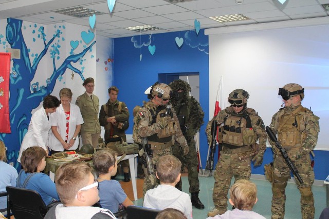 Z małymi pacjentami Górnośląskiego Centrum Zdrowia Dziecka spotkali się uczestnicy misji i operacji wojskowych z Centrum Weterana Działań Poza Granicami Państwa
