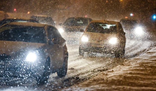 Intensywne opady śniegu w woj. podlaskim. IMGW ostrzega: Uwaga na zawieje i zamiecie śnieżne. Pierwszy stopień zagrożenia.