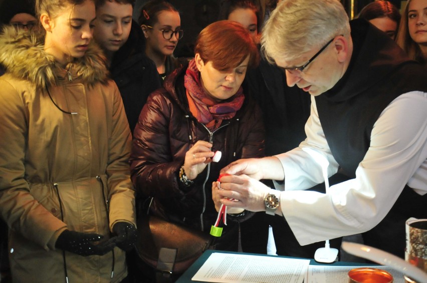 Kraków. Kapsuła czasu św. Bartłomieja. Na wyremontowanym dachu umieszczono kulę z pamiątkami dla potomnych