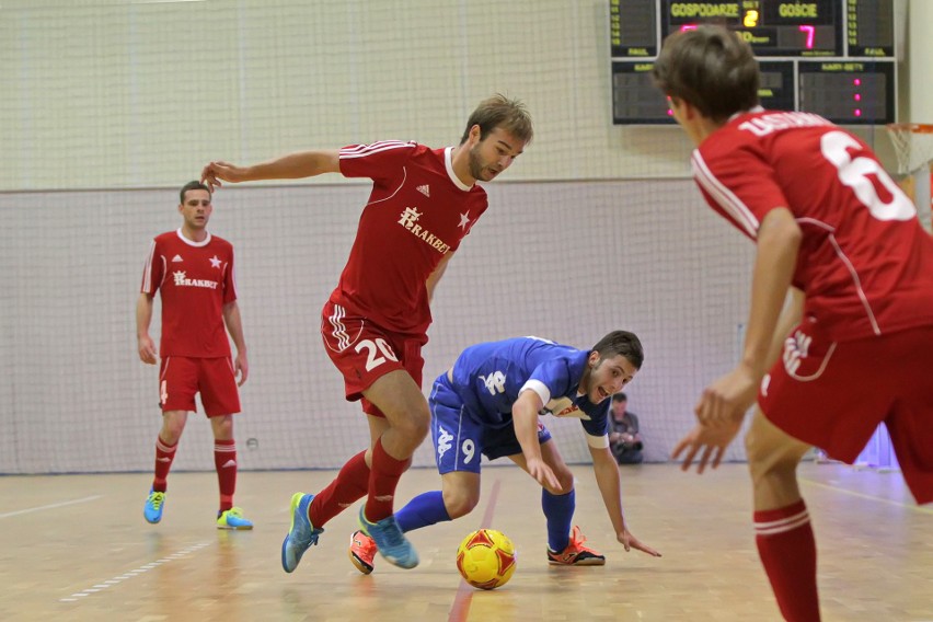Sierpień 2013 r., UEFA Futsal Cup, hala w Bochni. Piotr...