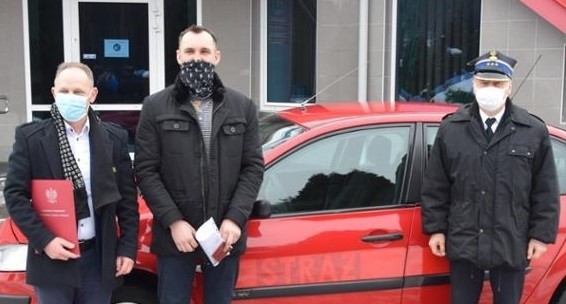 Wieloletni komendant powiatowy Państwowej Straży Pożarnej w Golubiu-Dobrzyniu st. bryg. Paweł Warlikowski (z prawej) 31 stycznia przeszedł na emeryturę. Jedną z jego ostatnich decyzji było przekazanie lekkiego samochodu operacyjnego renault megane do jednostki OSP w KSRG w Radominie