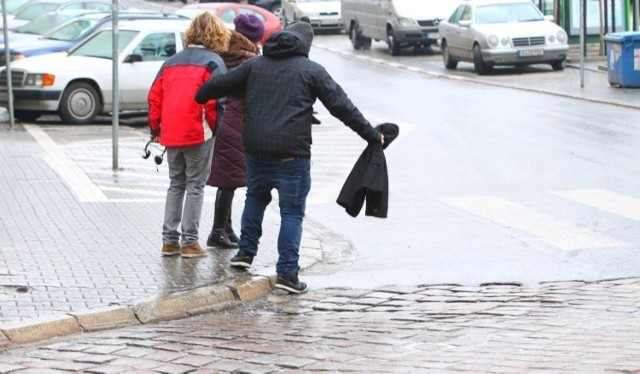 W najbliższych godzinach w naszym regionie może zrobić się ślisko. Obowiązuje ostrzeżenie przed oblodzeniem.