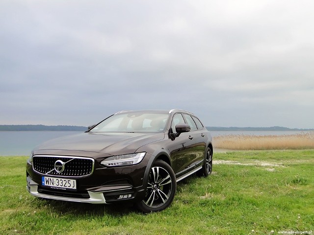 Volvo V90 Cross CountrySeria 90 to najdroższa i najbardziej luksusowa linia modeli szwedzkiego producenta. W 2014 roku Volvo zaprezentowało nową generację flagowego SUV-a - XC90, dwa lata temu w ofercie pojawił się sedan S90 oraz funkcjonalne kombi V90, a kilka miesięcy później gamę Volvo zasilił model łączący atuty SUV-a i eleganckiej limuzyny – V90 Cross Country.fot. Dariusz Wołoszka / Info-Ekspert (www.info-ekspert.pl)