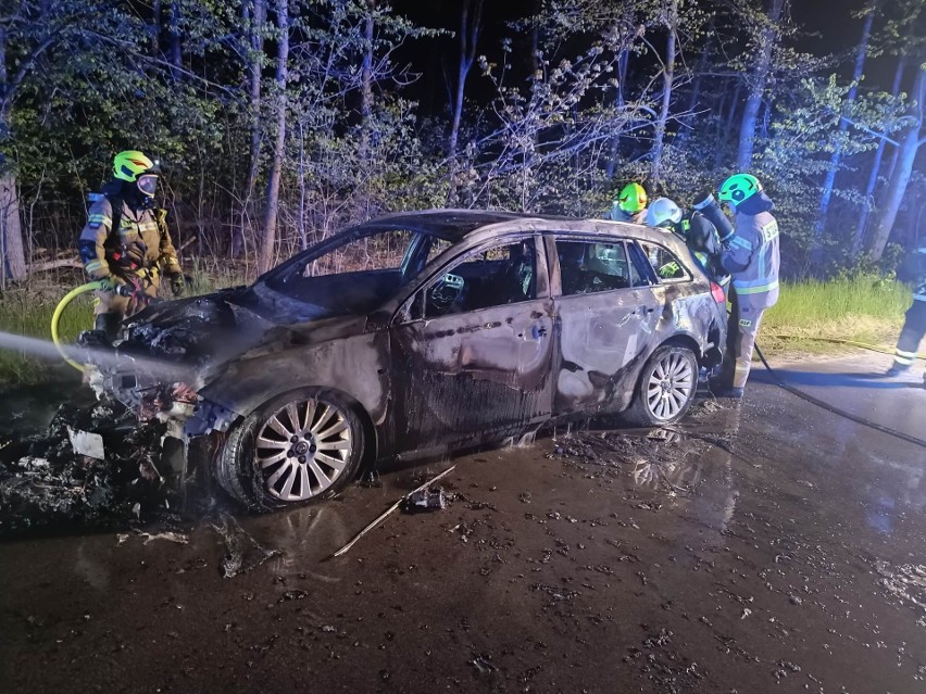 Groźny pożar samochodu w powiecie szydłowieckim. Auto całkowicie stanęło w płomieniach