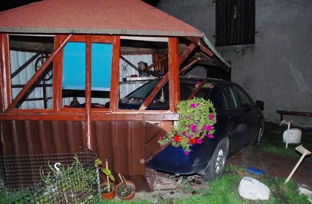 Cedry Wielkie 21 sierpnia 2013 r. Na prywatnej posesji pijany mężczyzna staranował samochodem osobowym dwie kobiety. Jedna z nich zmarła