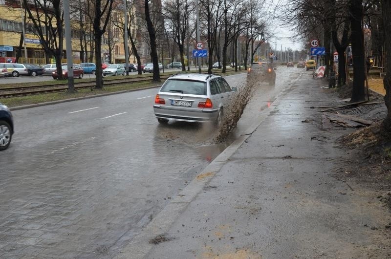 Wrocław - miasto kałuż, wystarczył mały deszcz. Co z odszkodowaniem, gdy ochlapie nas auto?