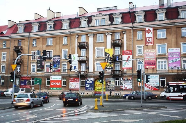 Budynek przy ulicy Dowkontta to jedno z miejsc najbardziej oszpeconych przez reklamy w Radomiu.