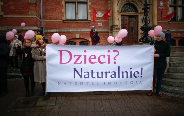 Przedstawiciele organizacji prawicowych i pro life protestują w Gdańsku przed Nowym Ratuszem