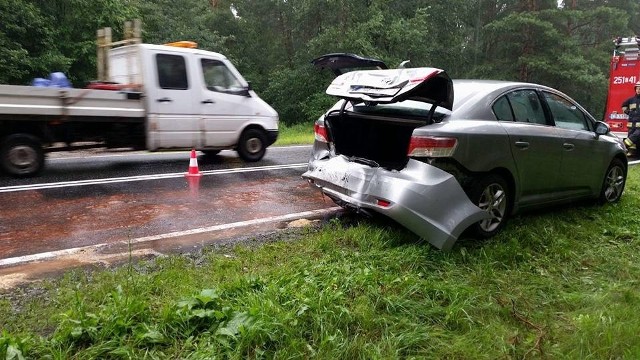 Policjanci ustalają, jak doszło do zderzenia i kto był jego sprawcą.