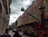 Kraków. Duża akcja straży pożarnej w centrum miasta. Z dachu unosił się dym