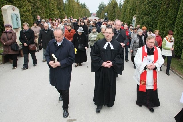 W Ekumenicznej Drodze Krzyżowej na cmentarzu w Cedzynie uczestniczyło kilkudziesięciu wiernych. 