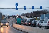 Ogromna kolejka samochodów przed polsko-ukraińską granicą w Medyce pod Przemyślem [ZDJĘCIA]