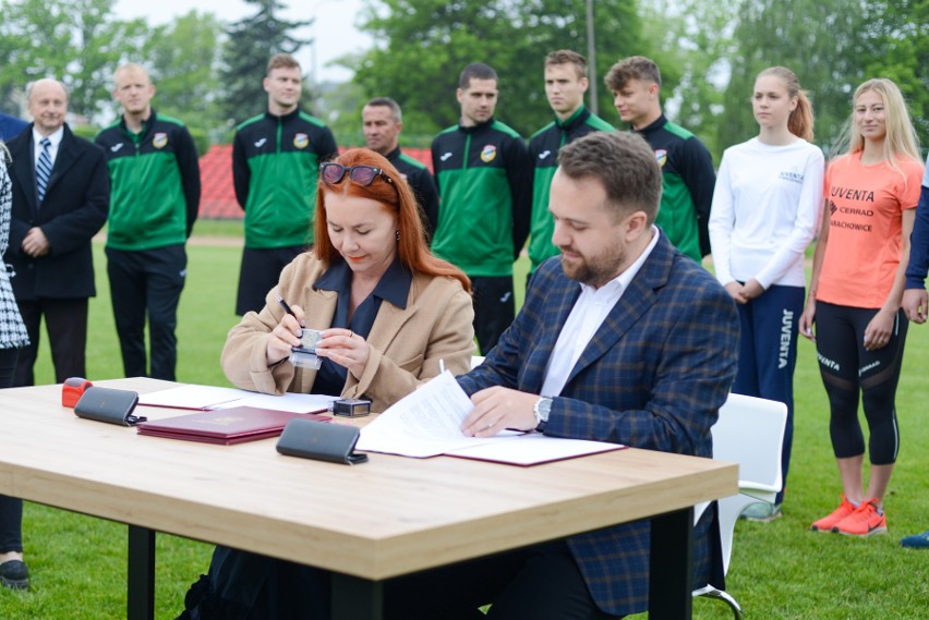 Modernizacja stadionu w Starachowicach, podpisano umowę z wykonawcą. Koszt inwestycji to prawie 29 milionów złotych. Zobacz zdjęcia 