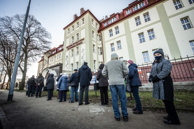 Ruszyły zapisy na szczepienia przeciw koronawirusowi kolejnej grupy - seniorów, którzy ukończyli 70 lat. Przed przychodniami ustawiły się długie kolejki seniorów.