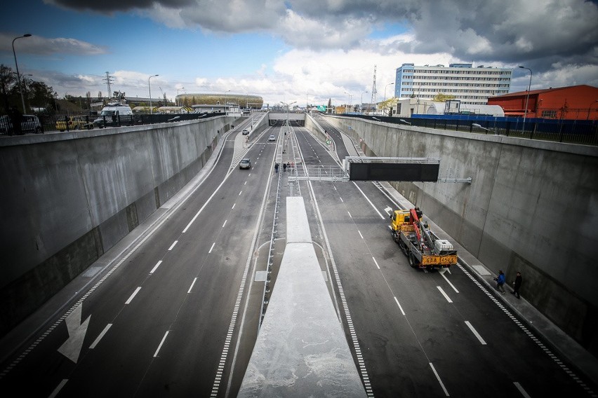 Tunel ma długość 1,4 km. Znajdują się w nim dwie nitki po...