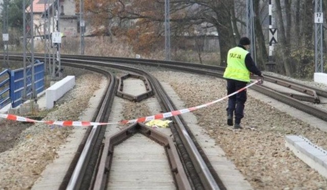 Pociąg śmiertelnie potrącił pieszego