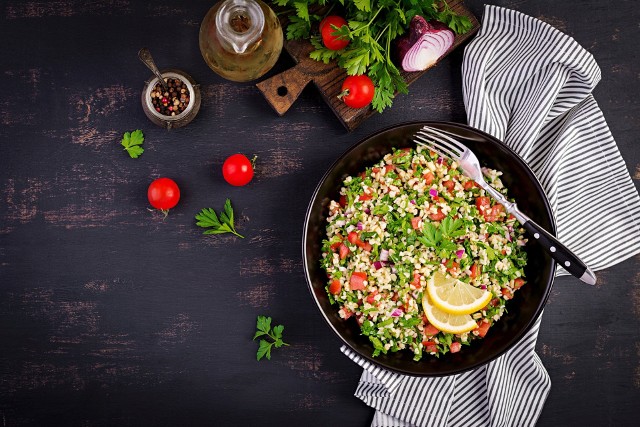 Zainspiruj się! Na zdjęciu tabbouleh- libańska wariacja lekkiej sałatki warzywnej, składająca się z pomidorów, zielonych ogórków, papryki, dużej ilości pietruszki i mięty z dodatkiem kaszy bulgur.