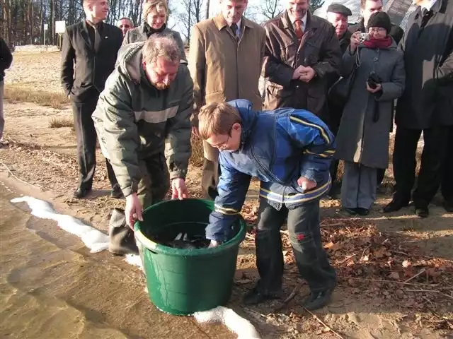 Ryby do wody wpuszczały m.in .uczniowie z Ligoty Turawskiej