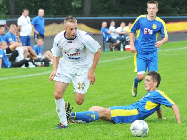 Piłkarze z Krosna i Targowisk zagrali sparing biletowany. Dochód przeznaczono na młodych piłkarzy Beniaminka Krosno.