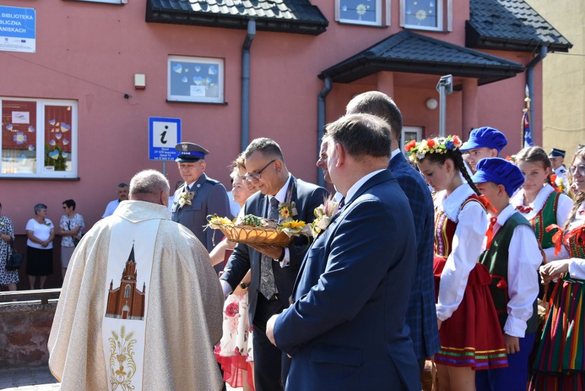 Święto Plonów w Iwaniskach. Rolnicy dziękowali za tegoroczne zbiory. Zobacz zdjęcia