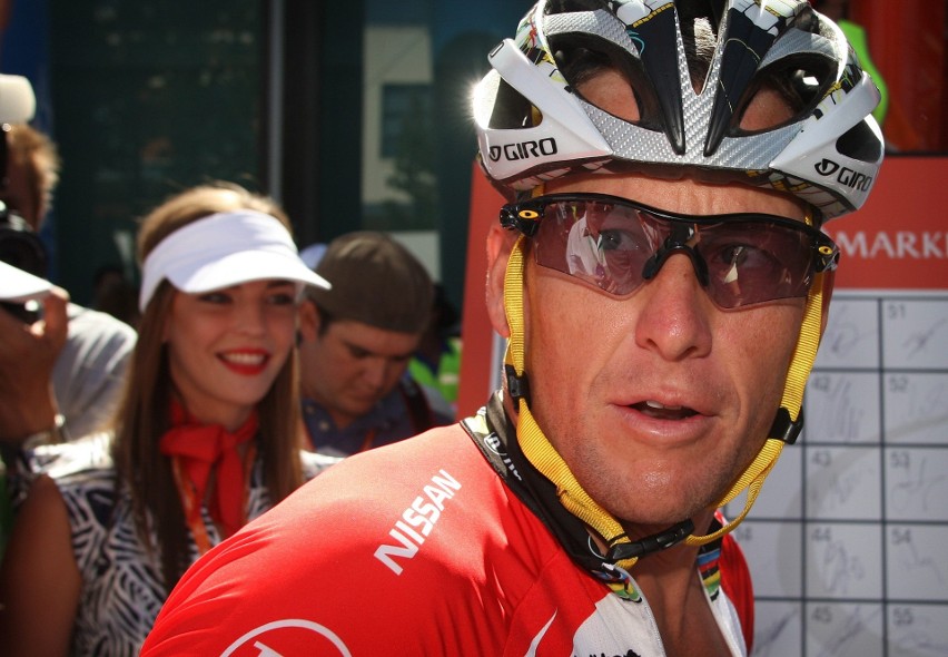 Kolarz Lance Armstrong leczył się na raka jąder od 1996...