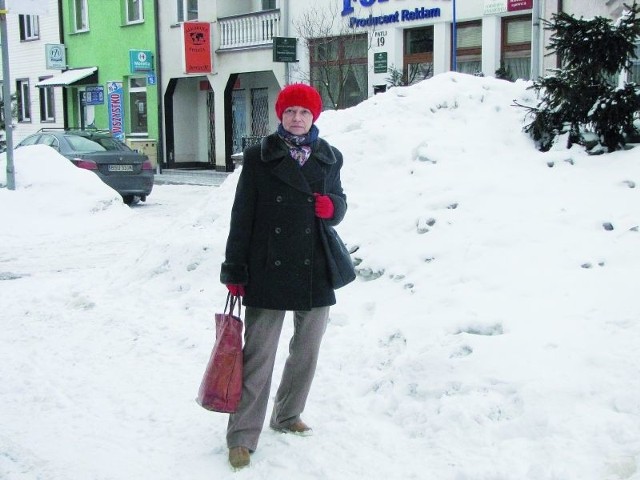 Nie widziałam, aby ktokolwiek odśnieżał w tym roku ulicę Patli &#8211; mówi Barbara Kuriata. &#8211; Ciężko tędy nie tylko przejechać, ale też przejść.