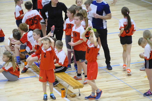 Szkoła Podstawowa nr 28 wciąż w wielkiej formie. Obrońca trofeum wygrał turniej półfinałowy Sprawnego Misia we własnej hali i jako pierwszy melduje się w turnieju finałowym w Toruniu. Reprezentacja SP 28 zgromadziła 81 punktów i wyprzedziła Szkołę Podstawową nr 8 - 55 pkt i Szkołę Podstawową nr 15 - 44 pkt. Wicelider też ma szansę na udział w finale, bo awans wywalczą także dwie drugie drużyny z najlepszym dorobkiem punktowym. We wtorek kolejny półfinał z udziałem SP 32, SP 9, SP 14, a w środę zmierzą się SP 5, SP 18 i SP 6. Finał miejski Sprawnego Misia 11 marca w Arenie Toruń.