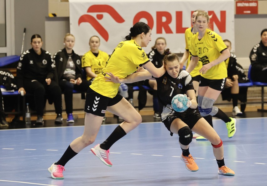 Handball JKS Jarosław (czarne stroje) pokonał Galiczankę...