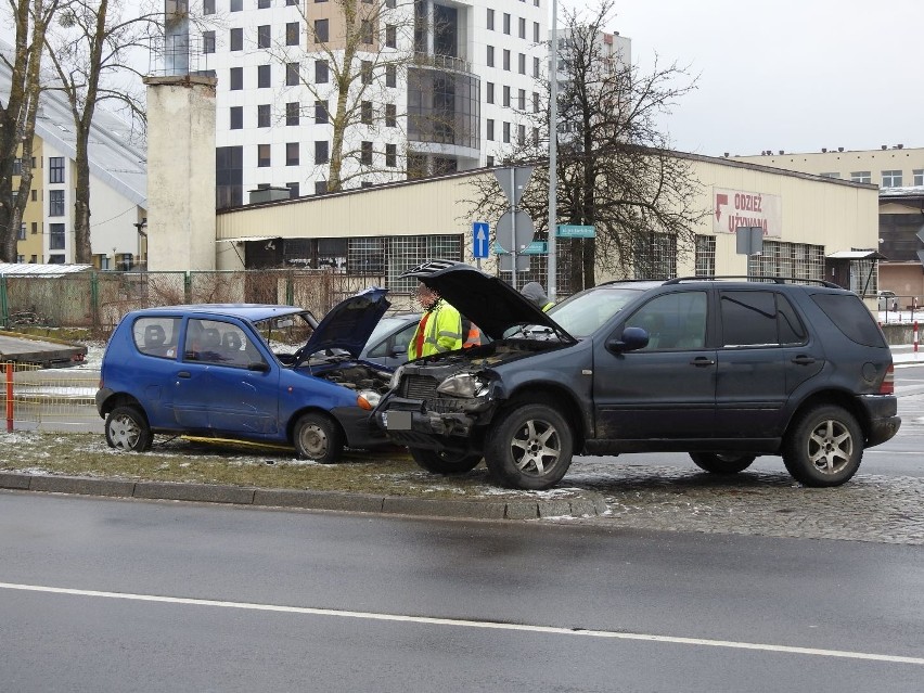 Wypadek na skrzyżowaniu ul. Bema z Wyszyńskiego. Mercedes...