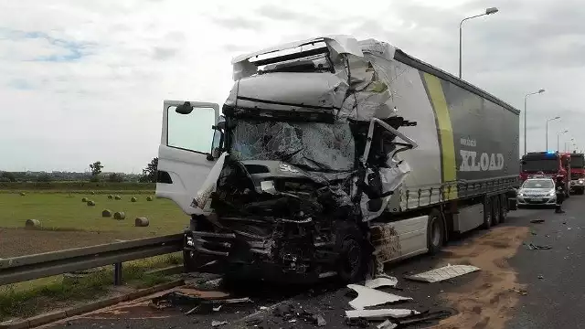Tragedia podobna do tej, która wydarzyła się pod Szczecinem, mogła mieć miejsce w Lubuskiem. W sierpniu 2016 r. kierowca ciężarówki wjechał w sznur stojących w korku pojazdów. Kierowca jednego z samochodów osobowych wykazał się nie lada refleksem i... oszukał przeznaczenie.10 sierpnia 2016 r. na drodze S3 na wysokości Gorzowa doszło do tragicznego wypadku. Zginął w nim 61-letni Słowak, kierowca ciężarówki. Prowadzony przez niego pojazd z impetem uderzył w stojącą w korku cysternę. Ofiar jednak mogło być więcej.Pomiędzy cysterną, a rozpędzonym tirem, stały jeszcze dwa samochody. Kierowca jednego z nich w ostatniej chwili zjechał na drugi pas ruchu i uciekła przed pędzącą ciężarówką. Ta zahaczyła jeszcze skodę i uderzyła w cysternę. Kierowca, który umknął przeznaczeniu, miał w swoim aucie zamontowaną kamerę. Zdarzenie się nagrało i trafiło do sieci. Internauci zgodnie stwierdzili, że kierowca dostał drugie życie. Przypomnijmy, że do bardzo podobnego wypadku, ale dużo bardziej tragicznego w skutkach, doszło kilka dni temu w okolicy Szczecina. Rozpędzony tir wjechał w stojące w korku samochody. Zginęło sześć osób. Zobacz wideo z wypadku pod Szczecinem: