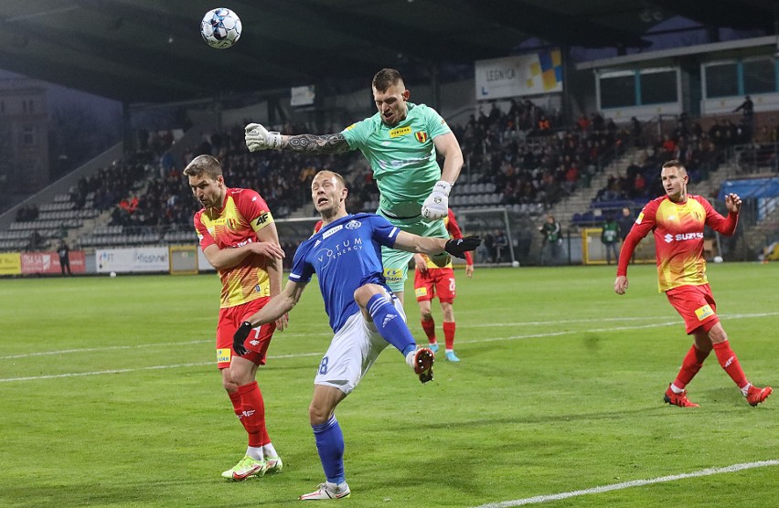 W meczu na szczycie Fortuna 1 ligi Korona Kielce zremisowała na wyjeździe z prowadzącą w tabeli Miedzią Legnica 1:1. Zobacz zdjęcia