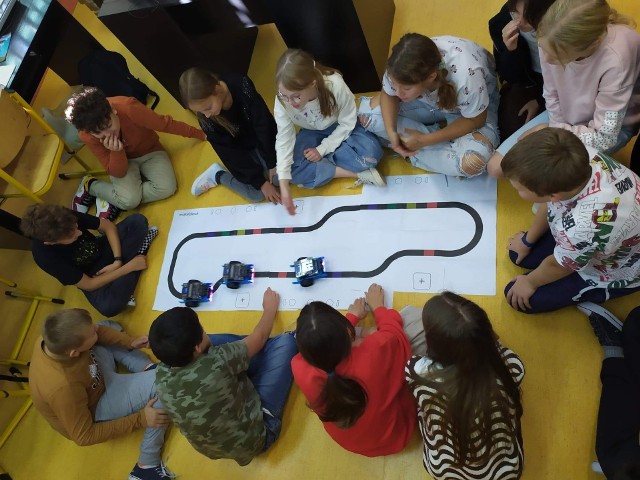 Uczniowie szkoły w Nowym Mieście nad Pilicą podczas zajęć z wykorzystaniem nowego sprzętu do programowania i robotyki. Więcej na kolejnych slajdach>>>