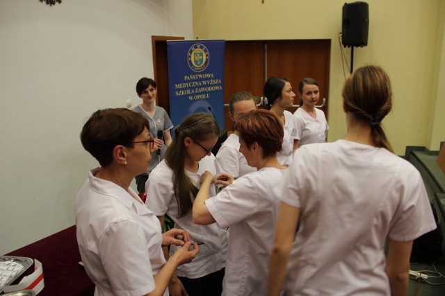 Studenci pierwszego roku pielęgniarstwa podczas "czepkowania&#8221;. Najlepszym czepki przypinała dyrektor Mariola Wojtal. Będą oni mieli teraz możliwość kontynuowania studiów w rodzimej uczelni.