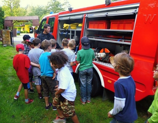 Dzieciom przebywającym na kolonii w Toporni bardzo spodobał się sprzęt strażacki.
