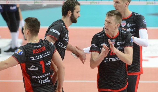 Resovia ma 17 punktów i zajmuje 10. miejsce. Skra zdobyła 24 oczka i jest szósta. Mecz pokaże na żywo Polsat Sport