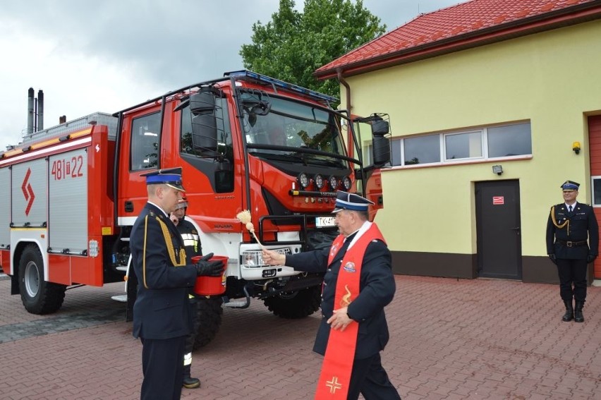 Dostali samochód za milion 200 tysięcy. Awanse i medale dla skarżyskich strażaków w dniu ich święta. Zobacz zdjęcia i filmy