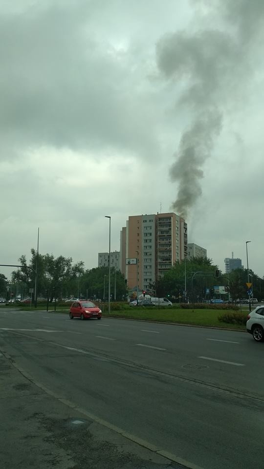 Kraków. Pożar na Olszy w bloku na ostatnim piętrze [ZDJĘCIA]