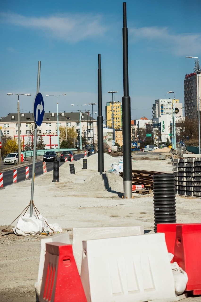 Trwają prace na rondzie Bernardyńskim i wzdłuż ulicy...