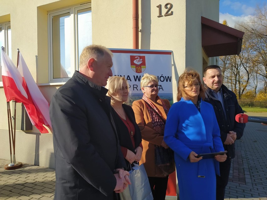Od lewej stoją: wójt gminy Waśniów Krzysztof Gajewski,...
