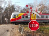 72-latek próbował wykoleić pociąg układając na torach barykadę, interwencja SOK