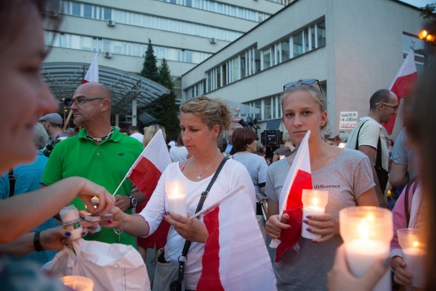 Łańcuch światła przed krakowskim sądem