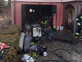 Księżyno Kolonia. Pożar garażu. Straty na 50 tys. złotych. Strażacy wynieśli z domu dwa psy (zdjęcia)