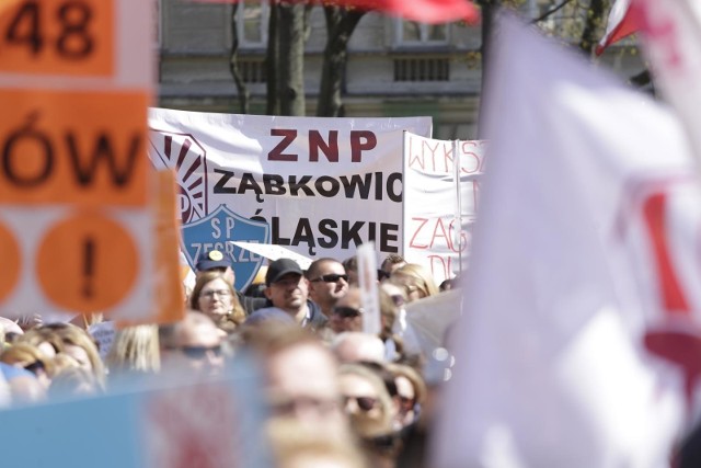 Protest nauczycieli i pracowników oświaty pod Ministerstwem Edukacji Narodowej 23 kwietnia w Warszawie