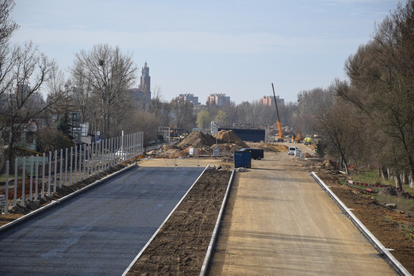Remont DK91 w Częstochowie. Pierwsza warstwa nowego asfaltu...