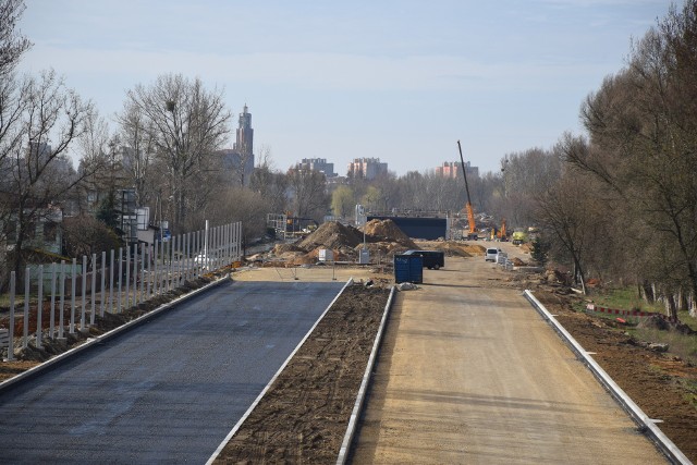 Remont DK91 w Częstochowie. Pierwsza warstwa nowego asfaltu wylana. Jednak przed drogowcami ogrom pracy