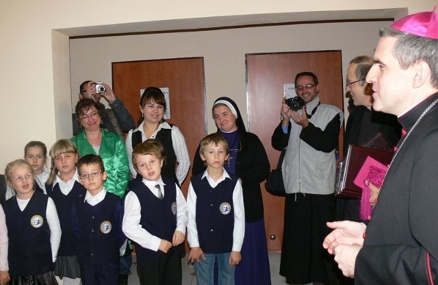 Zanim rozpoczęła się uroczystość poświęcenia kaplicy, biskup znalazł chwilę na rozmowę z dziećmi.