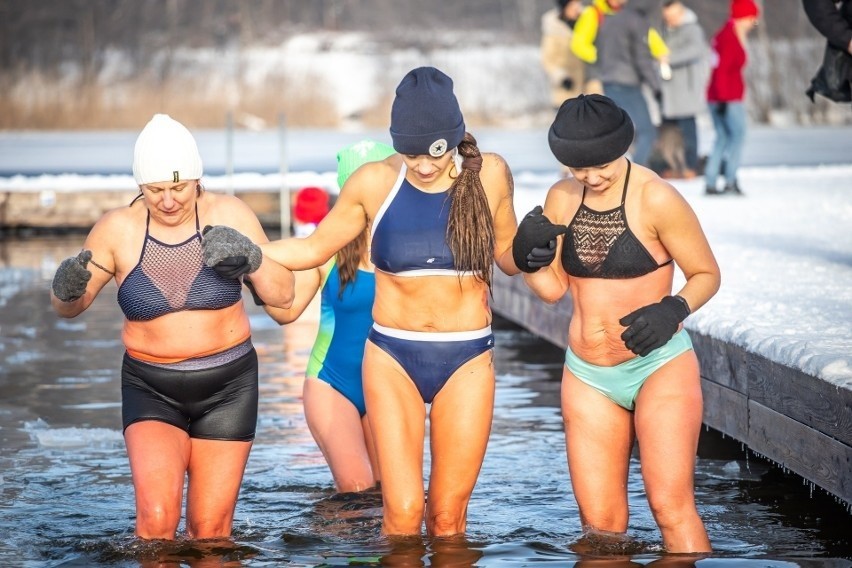 Moda na morsowanie. Piękne kobiety, między innymi z Podkarpacia, zimnej wody się nie boją! [ZDJĘCIA]