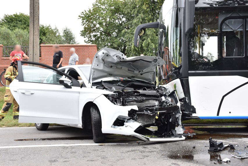 Wypadek w Malborku 8.06.2022. W miejski autobus wjechał czołowo samochód osobowy. Ucierpieli pasażerowie