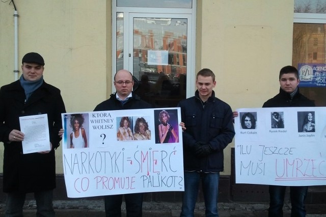 Członkowie Solidarnej Polski przynieśli plakaty z wizerunkami artystów, którzy zmarli z powodu przedawkowania narkotyków.